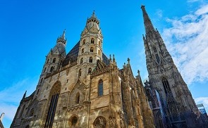 Der Stephansdom in Wien ist eine von 9.400 Kirchen und Kapellen in Österreich