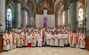 Gruppenfoto: Manfred Scheuer und Ministrant:innen