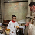 Ministranten bei der Gabenbereitung