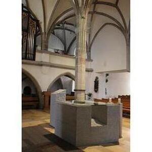 Innensanierung (neuer Altar und Glaskreuz)