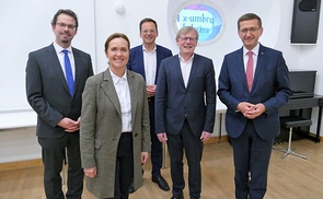 V. l.: Ass.-Prof. DDr. Max Gottschlich, Obmann-Stv. KommRin Mag.a Angelika Sery-Froschauer, Vereinsobmann Gen.-Dir. Mag. Klaus Kumpfmüller, Rektor Univ.-Prof. Dr. Christoph Niemand, Landesrat Markus Achleitner. 